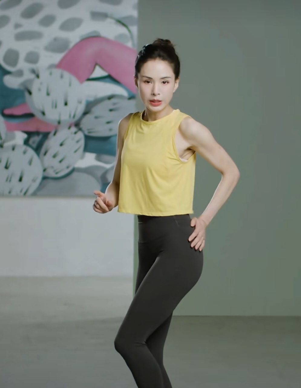 姑姑李若彤近照健康感十足,她把手臂练得肌肉线条很明显,之前总是被说