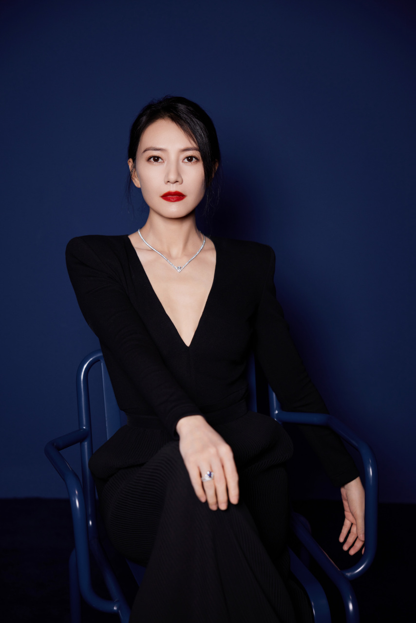 高圆圆这组黑色礼服照端庄大气,你可喜欢?#养眼美女# #明星