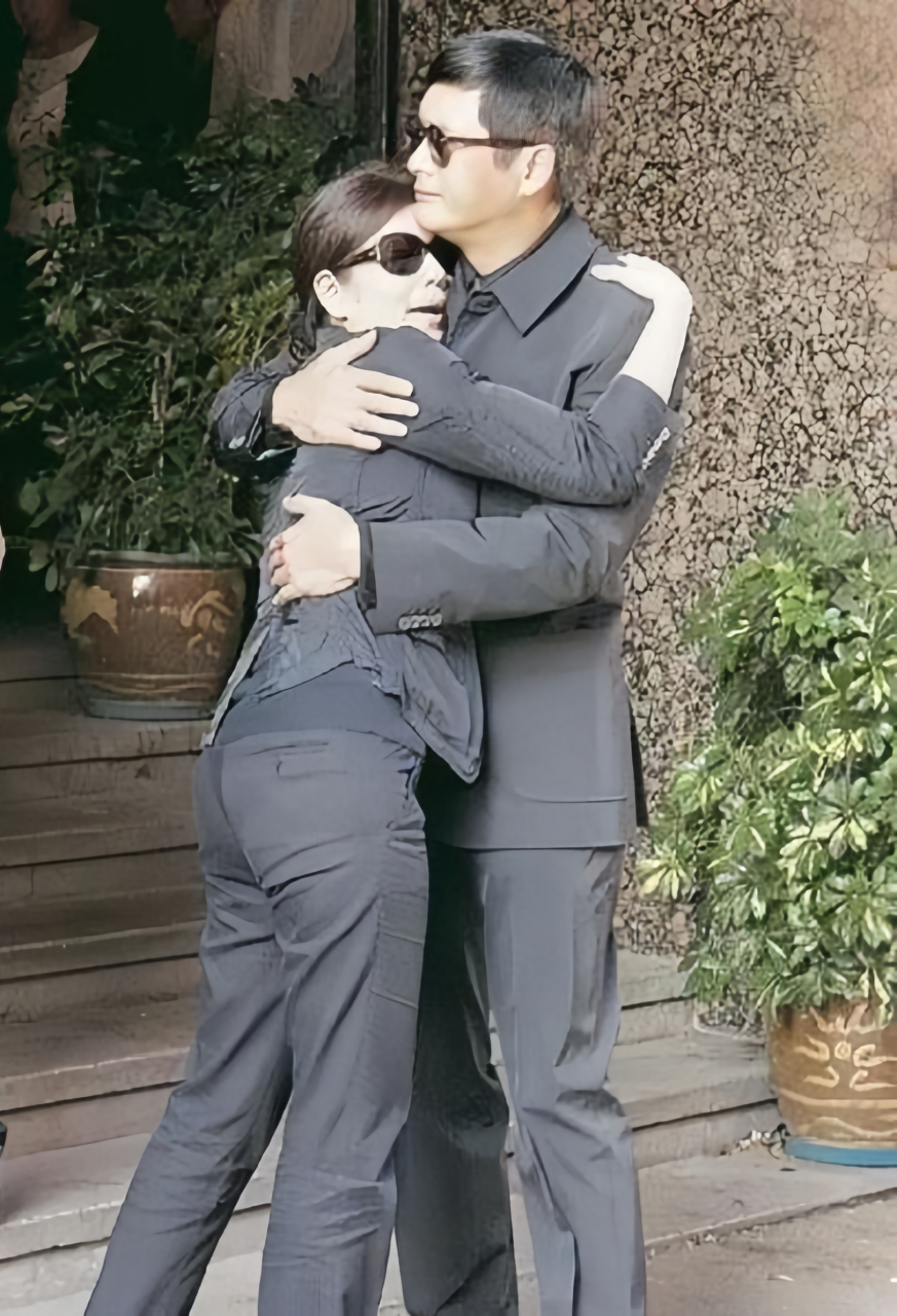 照片上的周润发抱着伤心痛哭的钟楚红,看着依偎在周润发怀里的钟楚红