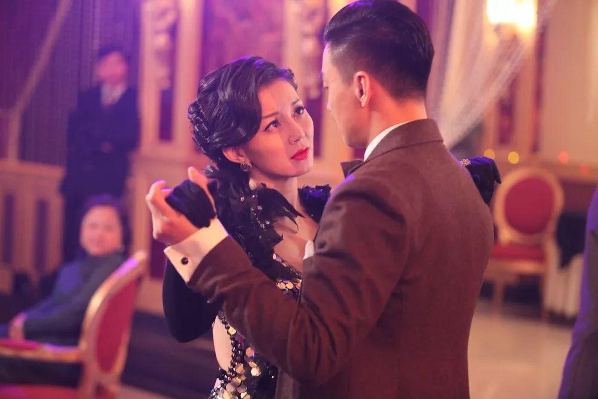 感觉"赛貂蝉"刘敏在电视剧《红色》中饰演的舞女柳如丝比巩俐在《摇啊