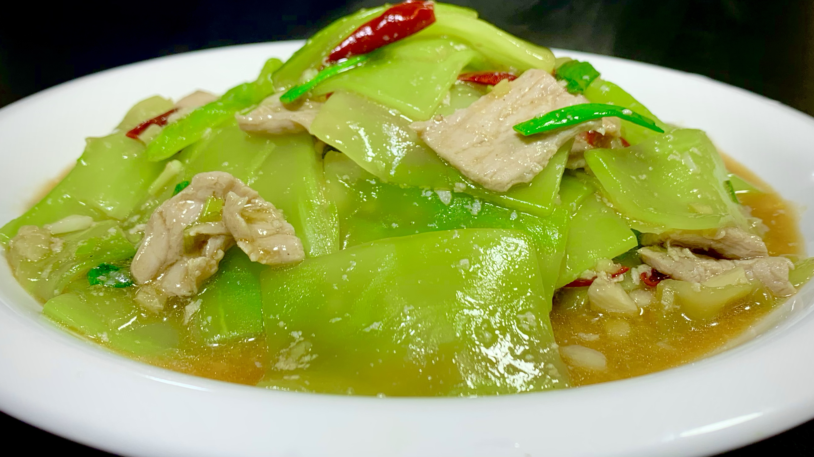 莴笋炒肉片，切记不要焯水或者直接下锅炒，教你一招，清脆爽口