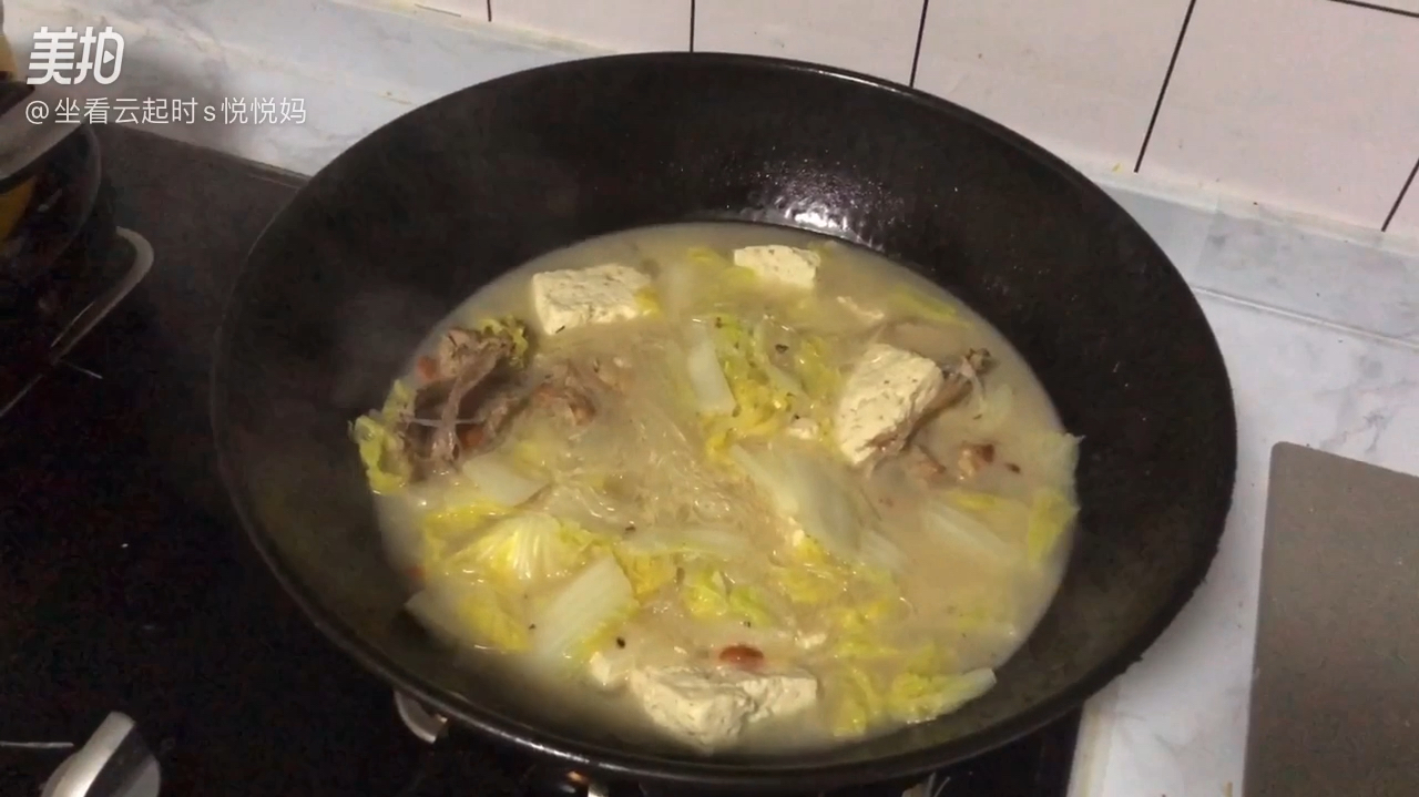 白菜豆腐粉丝鸭架汤,老人小孩都爱喝