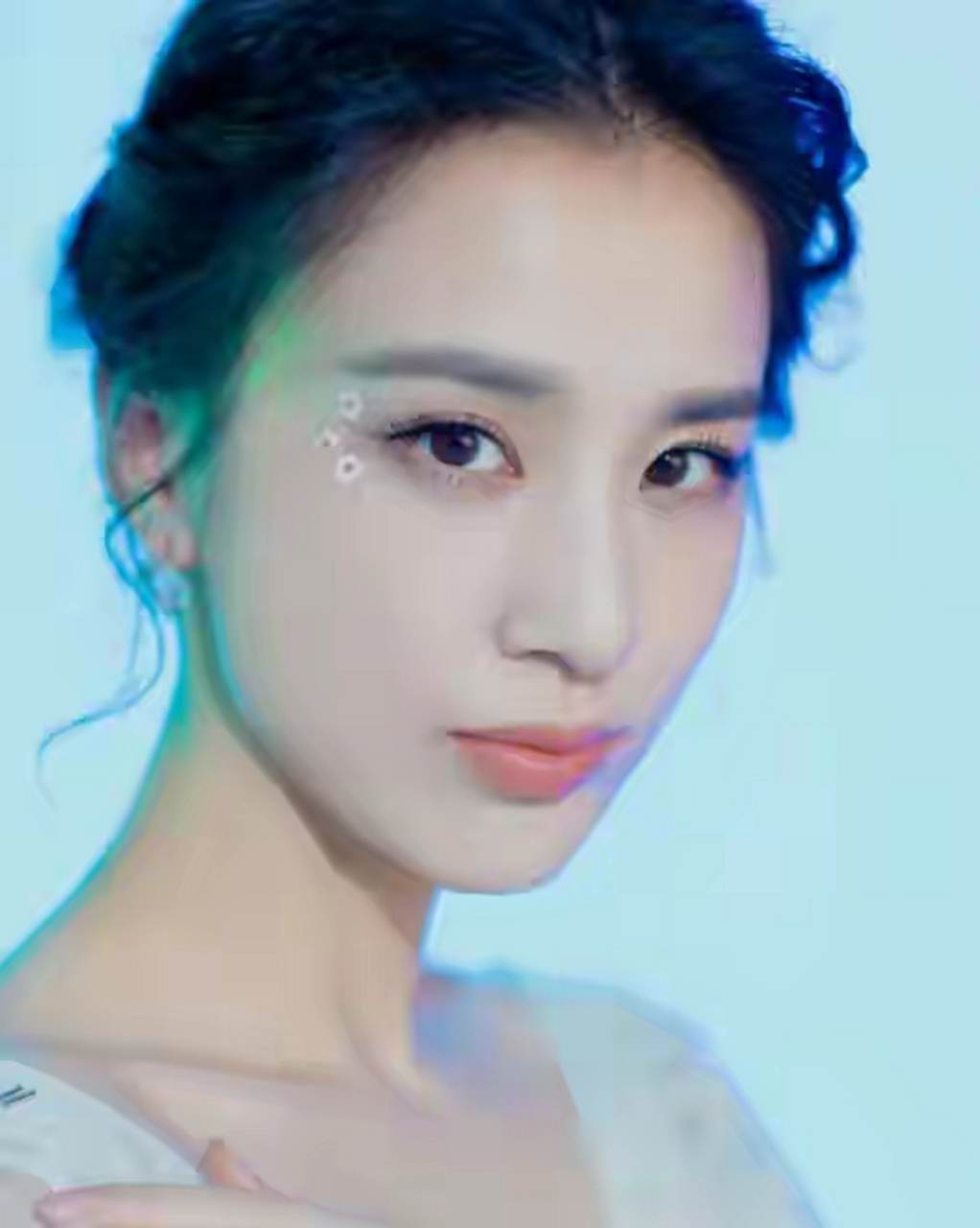 小腹隆起疑怀三胎,网友指责偏心逼其打胎  黄圣依的身上似乎总是存在