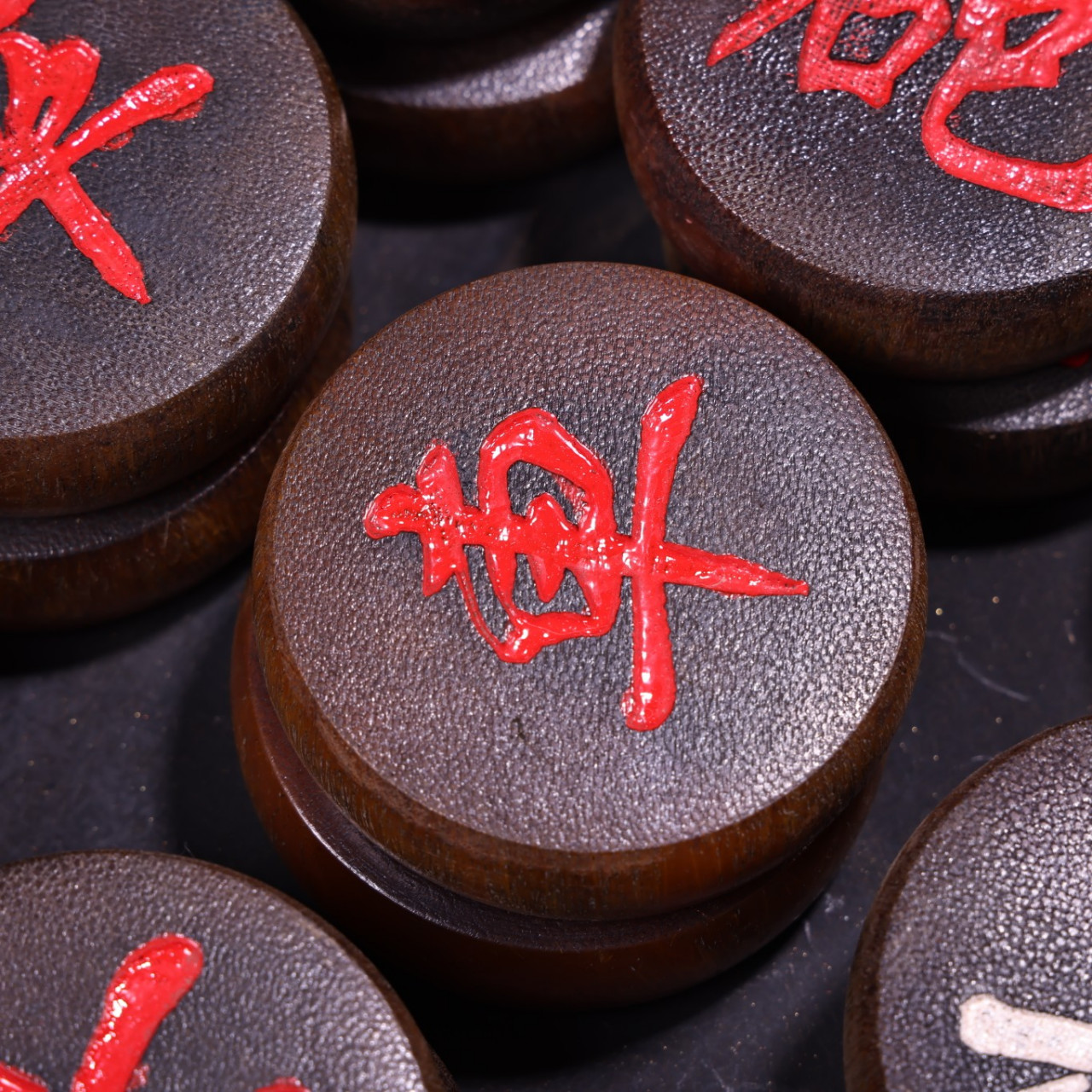 珍品旧藏收老罕见犀牛角雕刻象棋一套 保存完好   雕工精湛  配老漆器