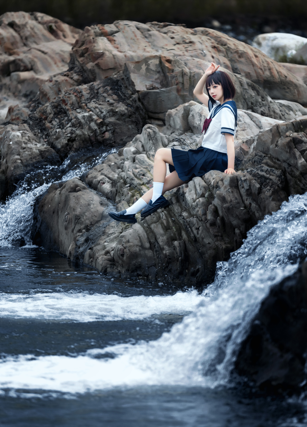 在水中嬉戏的jk女孩,果然青春与水花最配了