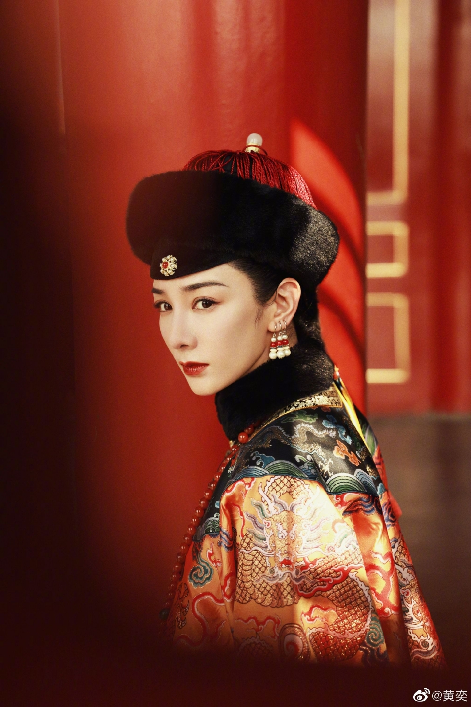 组图:跟我一起梦回清宫!黄奕晒大贵妃娜木钟清宫扮相写真