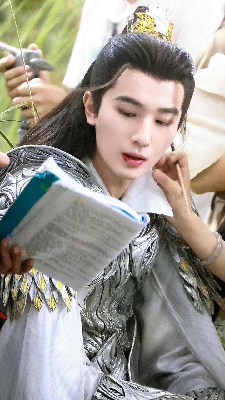 看了李宏毅《勿扰飞升》剧照,终于理解为什么大家都说李宏毅和成毅像