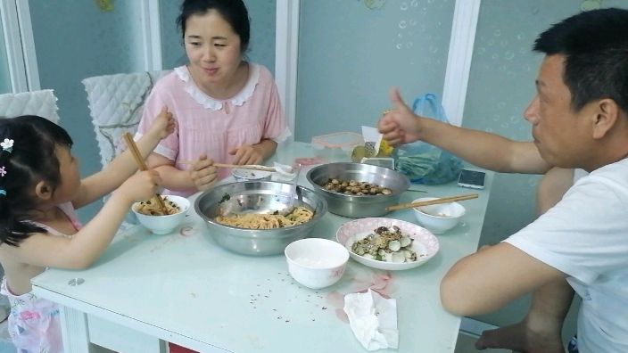 东北一家三口的晚餐,葱油拌面,成本才不到5元,做法还简单