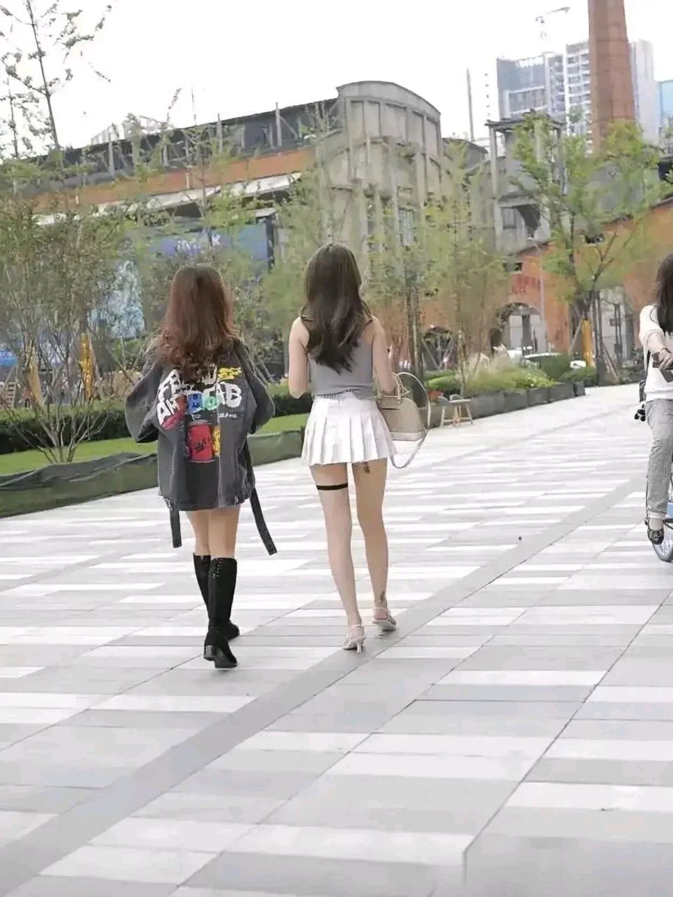 不懂就要问,美女大腿上绑个黑色带子是干嘛用的?