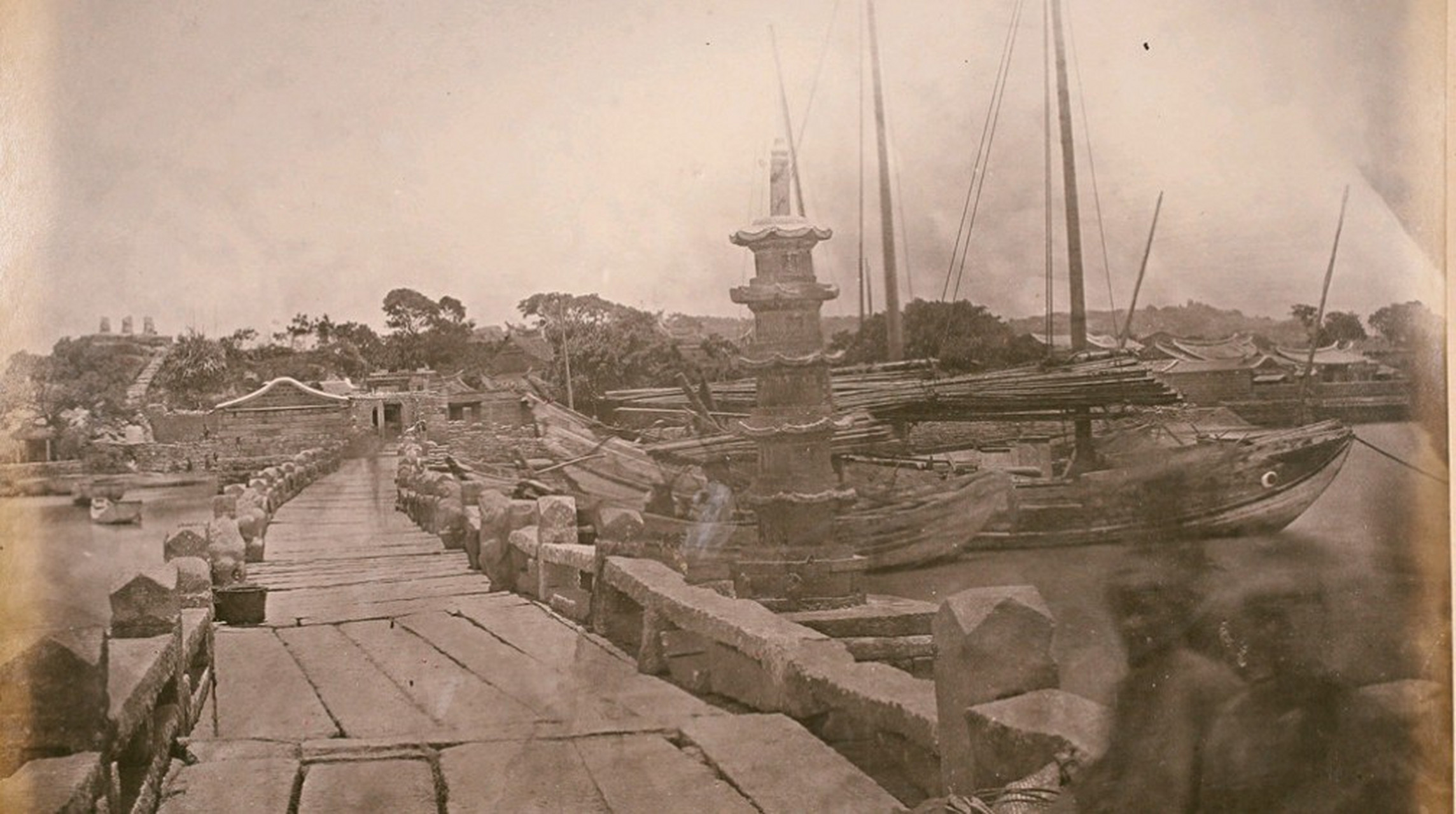 老照片  19世纪80年代的福建泉州洛阳桥头