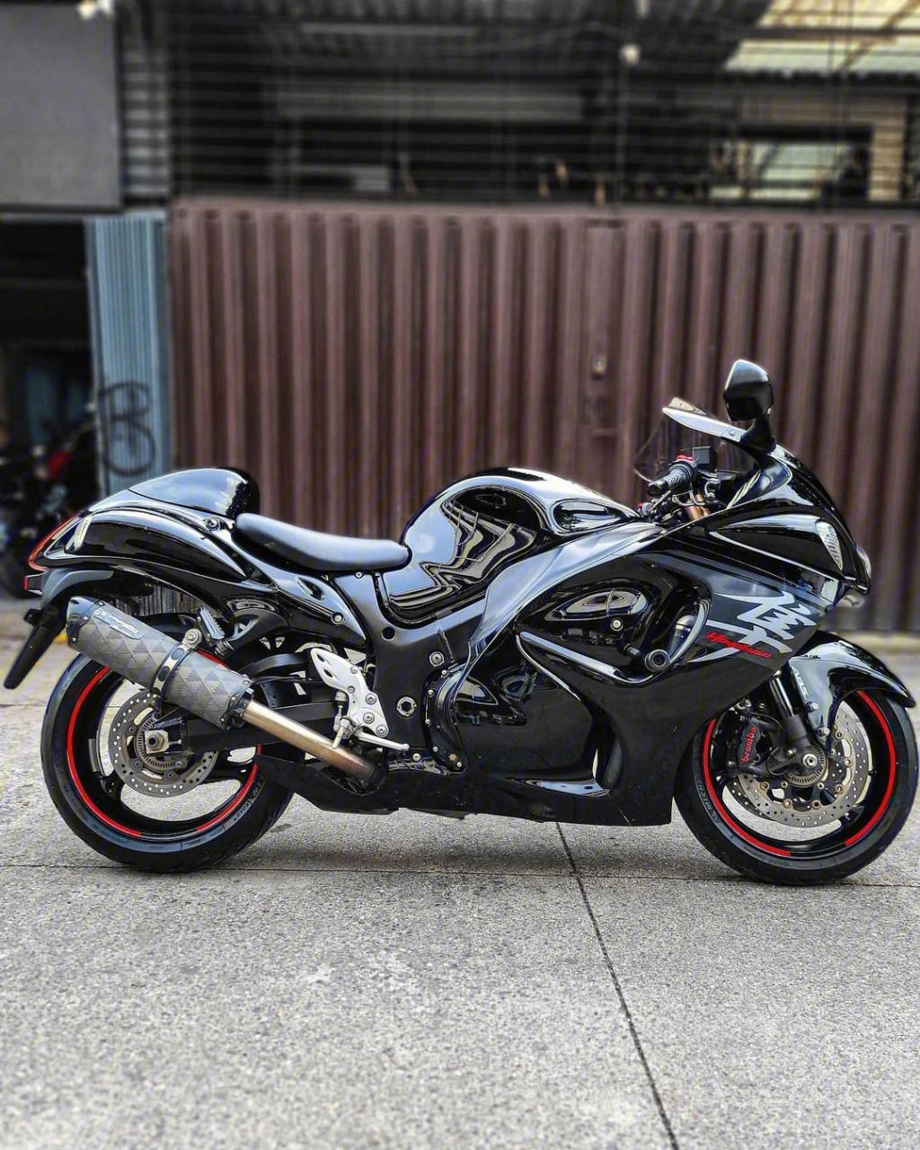 铃木隼是一款极具性能的摩托车,它的出现不仅让人们享受到速度与激情