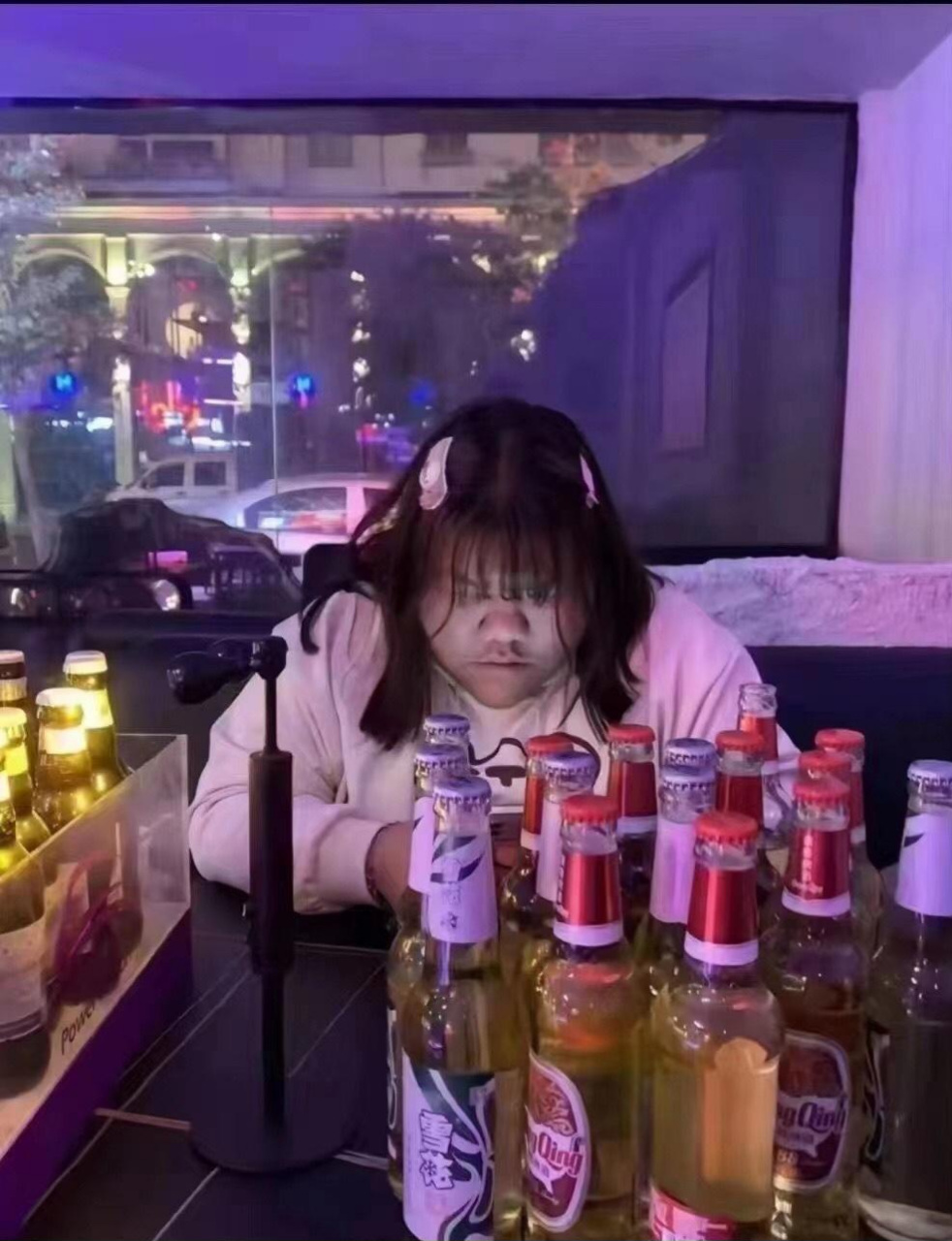 奔现女网友,喝两杯就醉了,下一步该如何是好