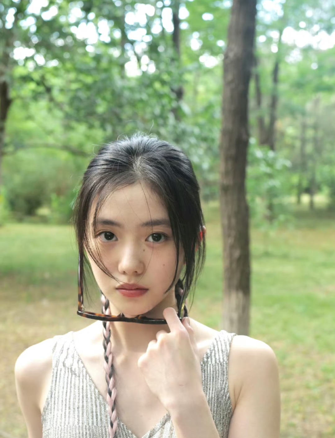 刘浩存林间自拍清纯可人,谁能够抵抗得了
