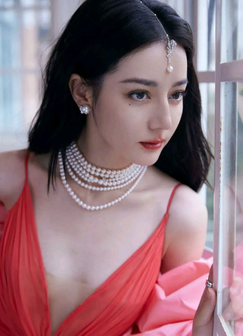 微博之夜热巴的这套造型又出圈了,浓颜系美女真的很适合穿色彩鲜艳的