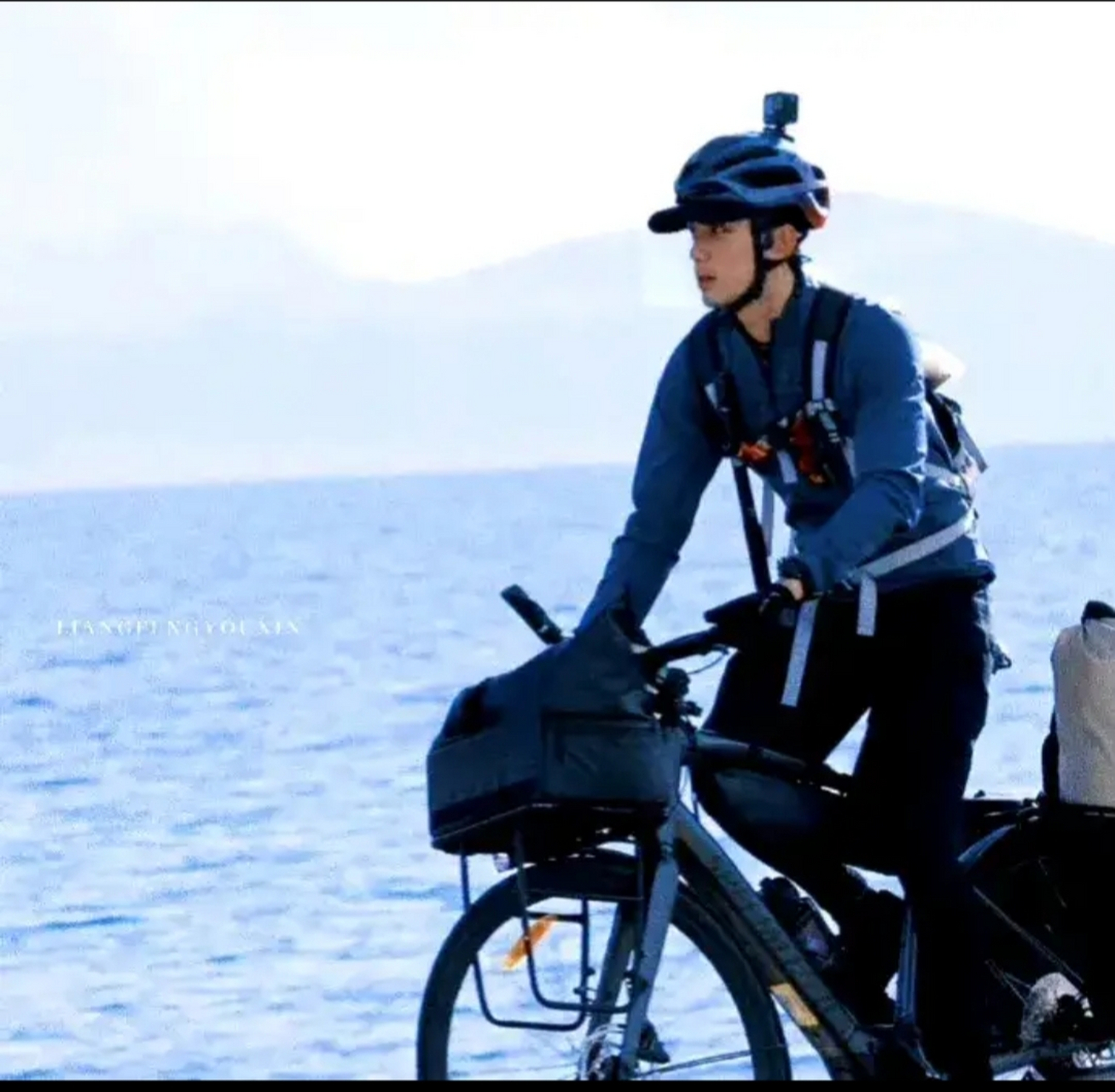 忙喊:快走吧,哥们要累死了 6月1日,吴磊新疆骑行时,有一个开车的路人