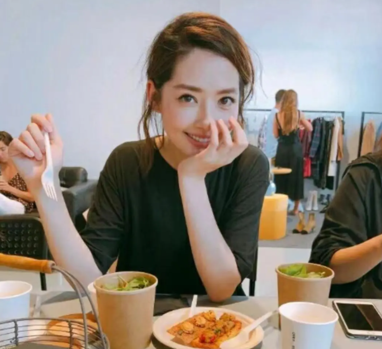 郭碧婷泳装生图曝光,有小肚腩和普通人没区别,当妈后太接地气