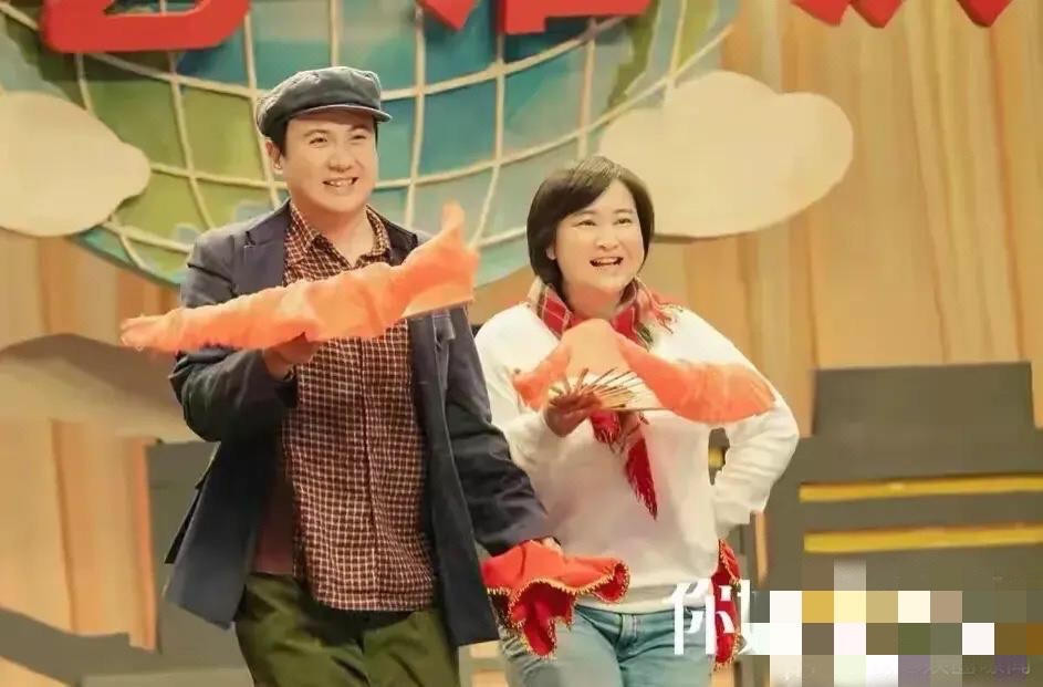 贾玲妈妈年轻时照片惊艳四座!酒窝是遗传,网友:玲姐和妈妈好像