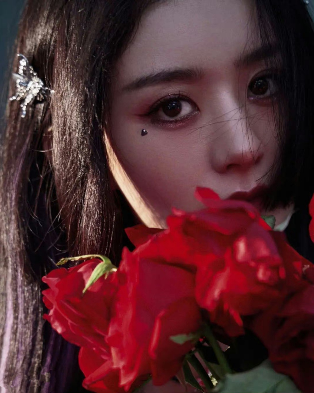 唯美冷艳的暗黑公主,肤白貌美的容颜,性感妩媚的眼神,清纯唯美,楚楚动