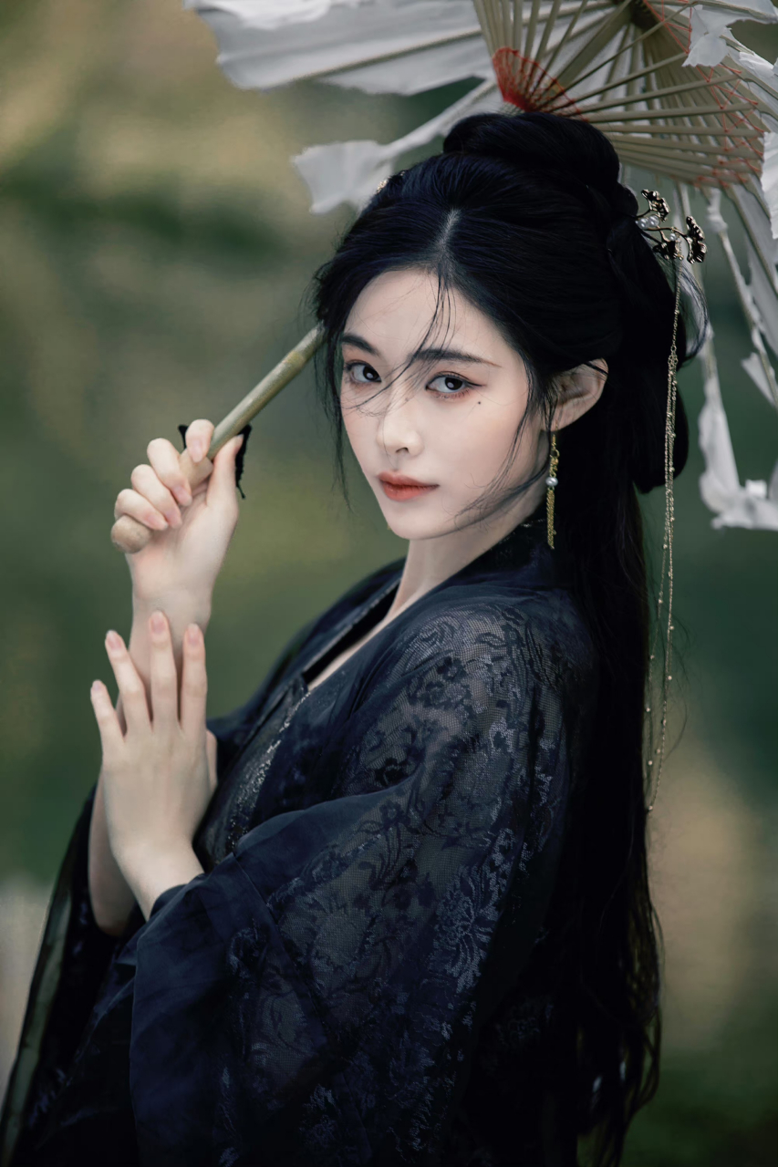 许佳琪七夕古风写真# 许佳琪七夕古风写真,撑伞氛围感拉满,古风美女