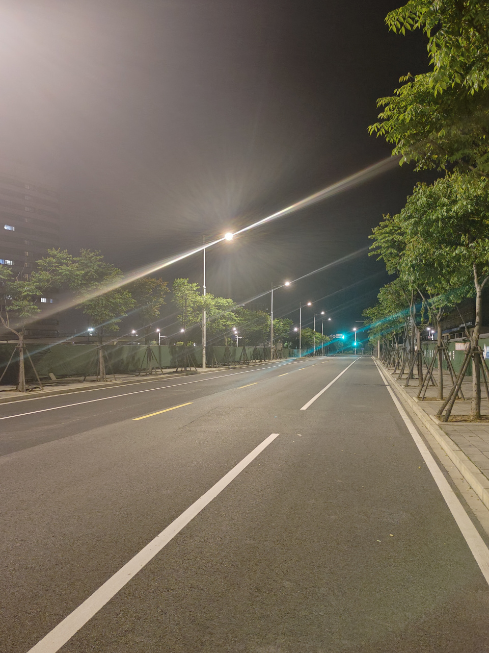 一个人,走在马路上,灯光告诉我:已经是晚上了.