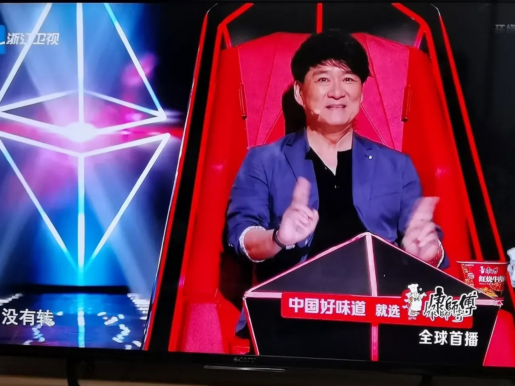 中国好声音,今晚开转! 第一位女生就被4位导师都转了.