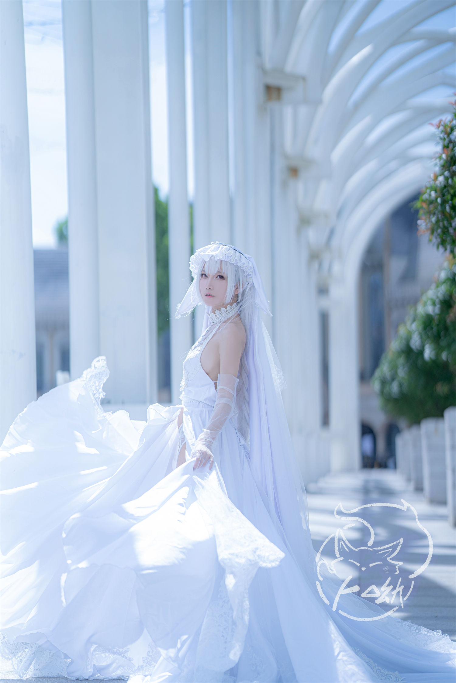 卜呦完美cos幽灵鲨，精灵小姐放空状态中