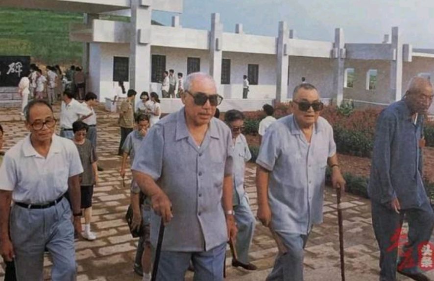 他是铁道游击队最后一任政委,后来当了二炮副司令,活到79岁!