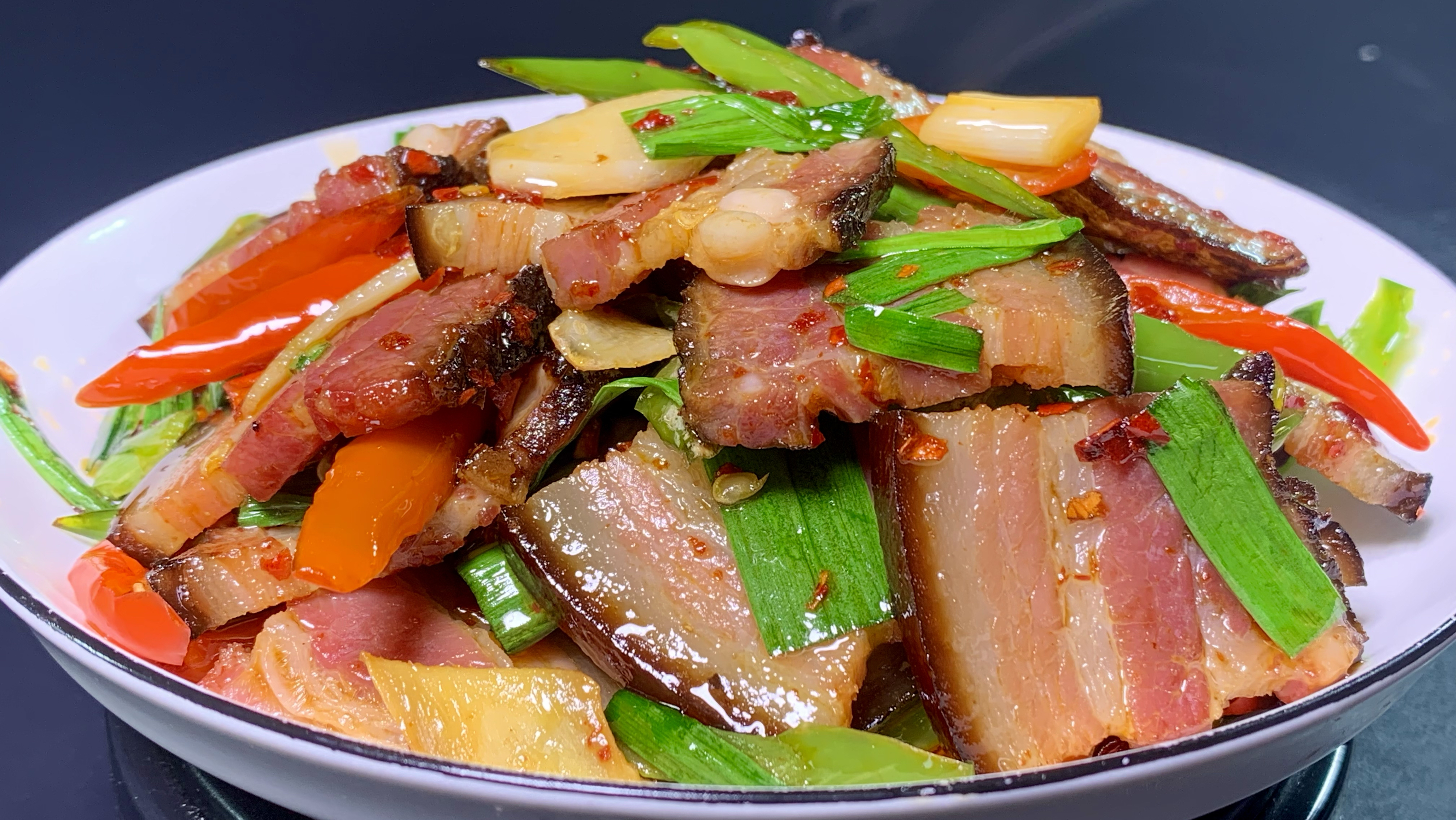 炒腊肉时，最忌直接下锅炒，教你一招，腊肉鲜香浓郁，不硬不咸
