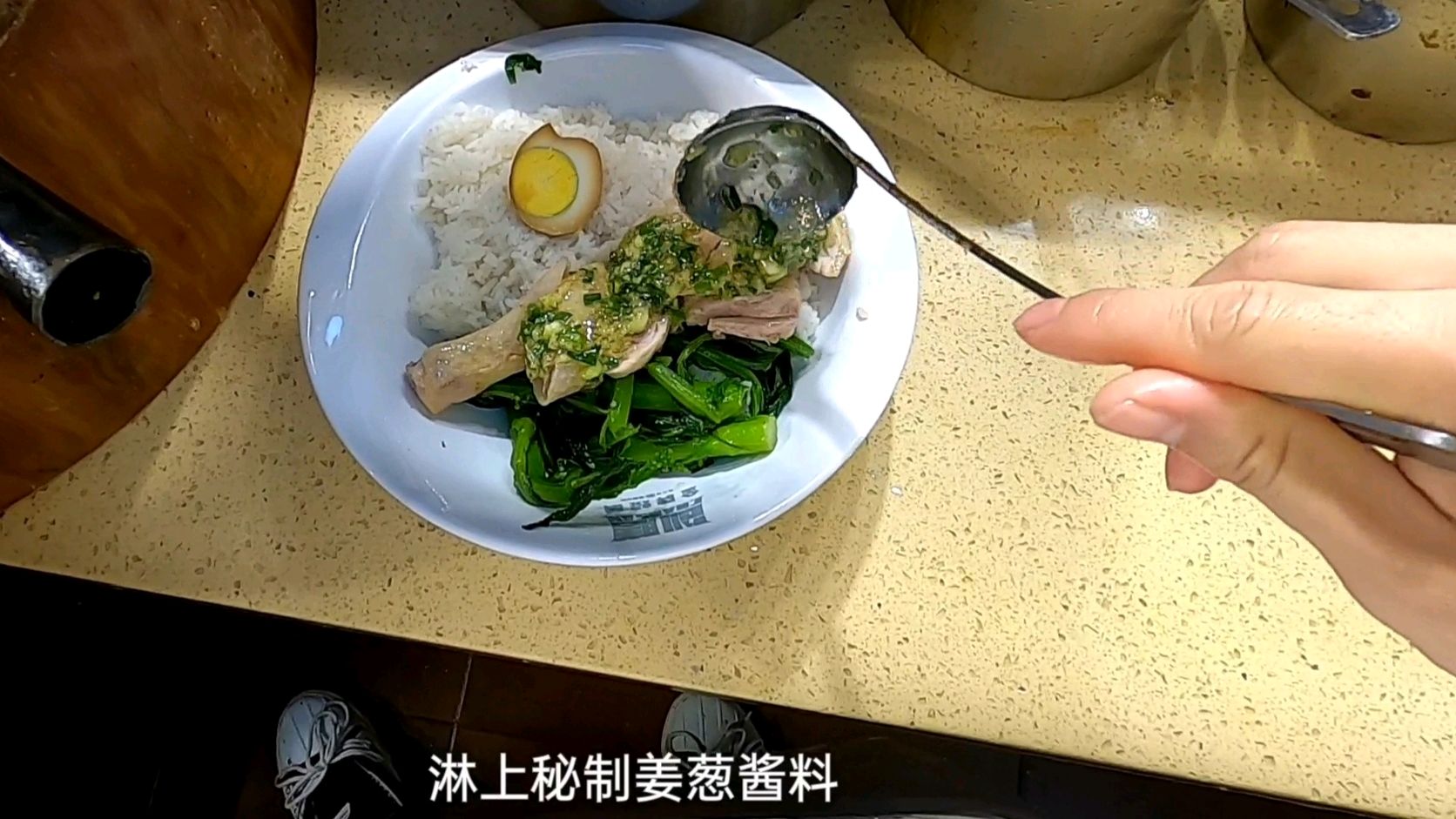来了份堂食白切鸡饭,阿成砍得都是腿肉,食客心里一定美滋滋