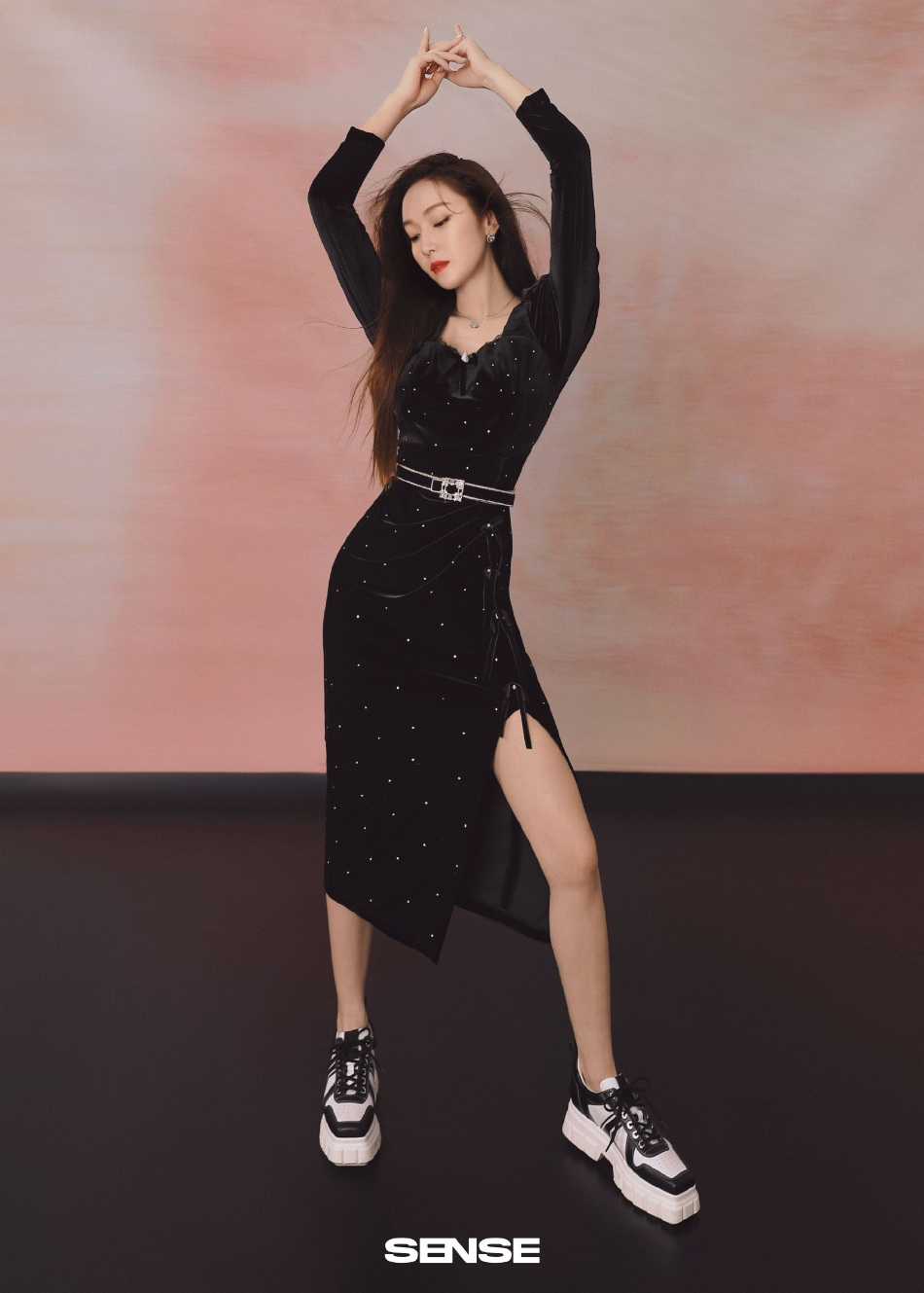 组图：郑秀妍高级清冷感大片释出 着修身长裙尽显魅惑迷人