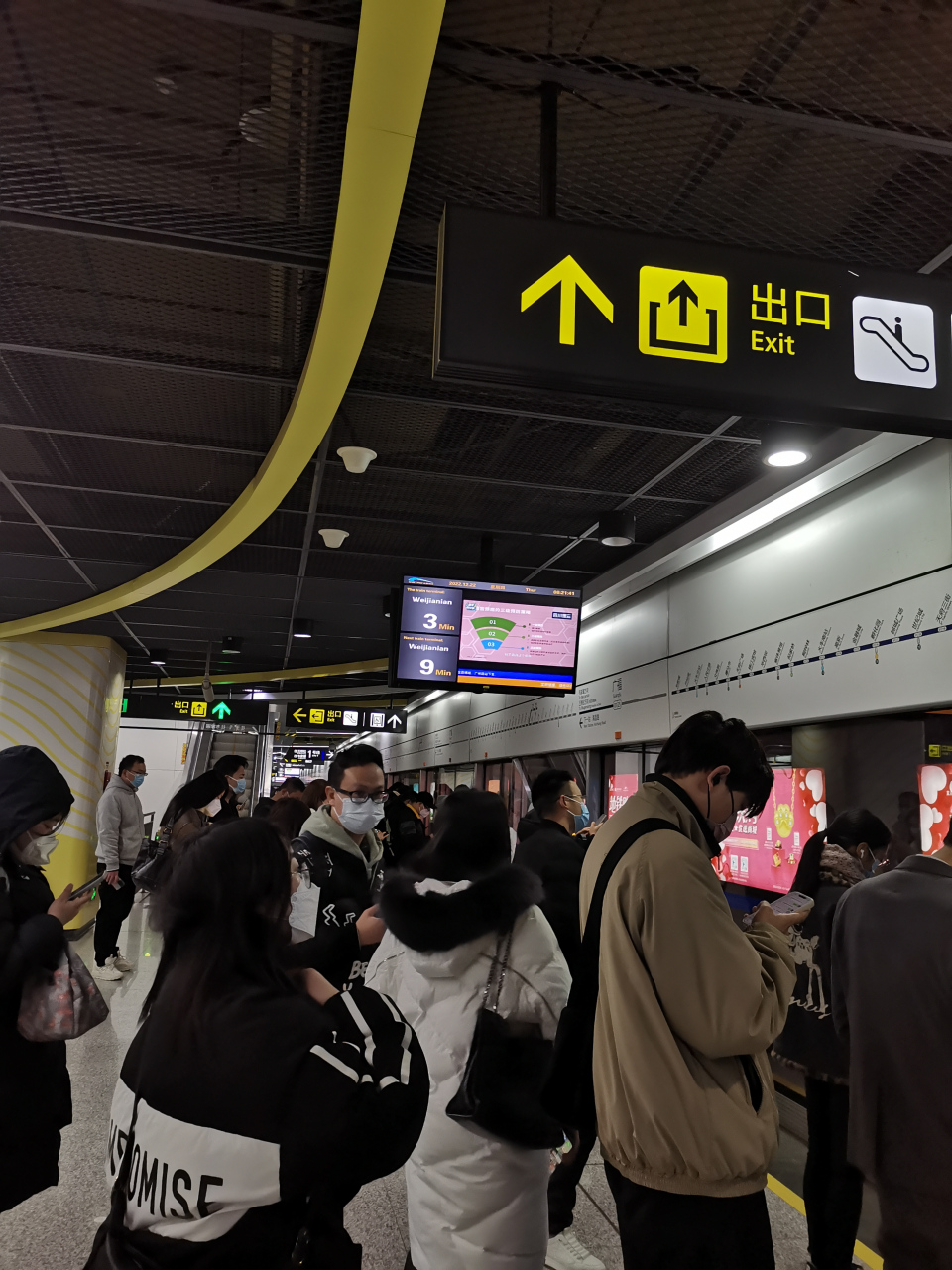 成都地铁1号线里面的人流明显增加了,我是一路从广福站被挤到天府三街