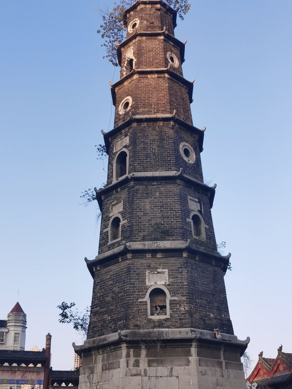 随州文峰塔 文峰塔矗立在城市中心,涢水河畔,是一座七层宝塔,高呈八角