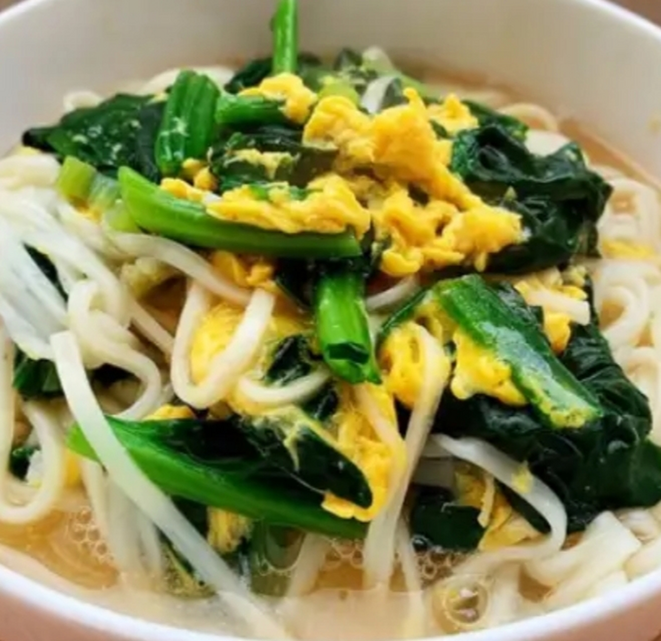 我的美食分享#  菠菜鸡蛋面  做法:  1:菠菜摘洗干净,洗干净后开巳腚