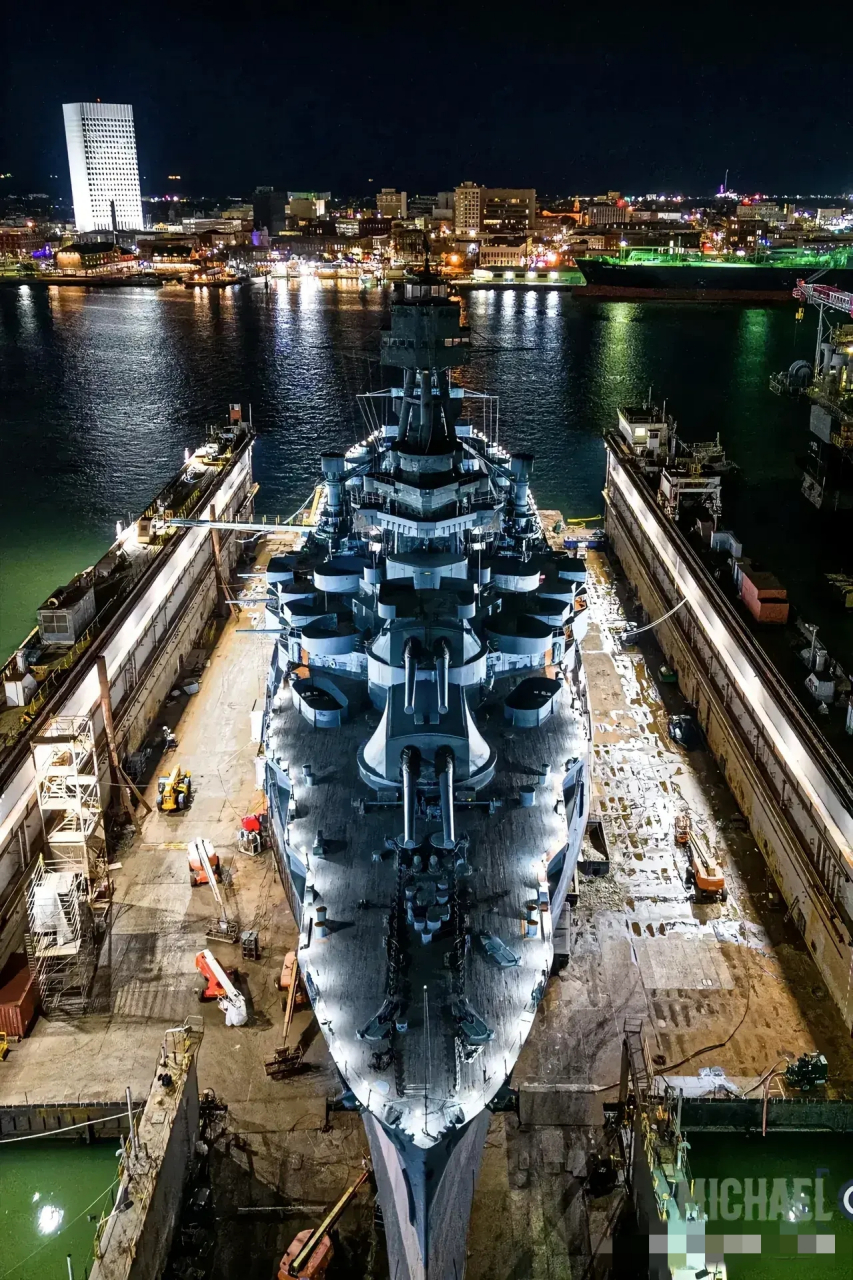 看看,这是美国德克萨斯号战列舰的夜景,还是很漂亮的.