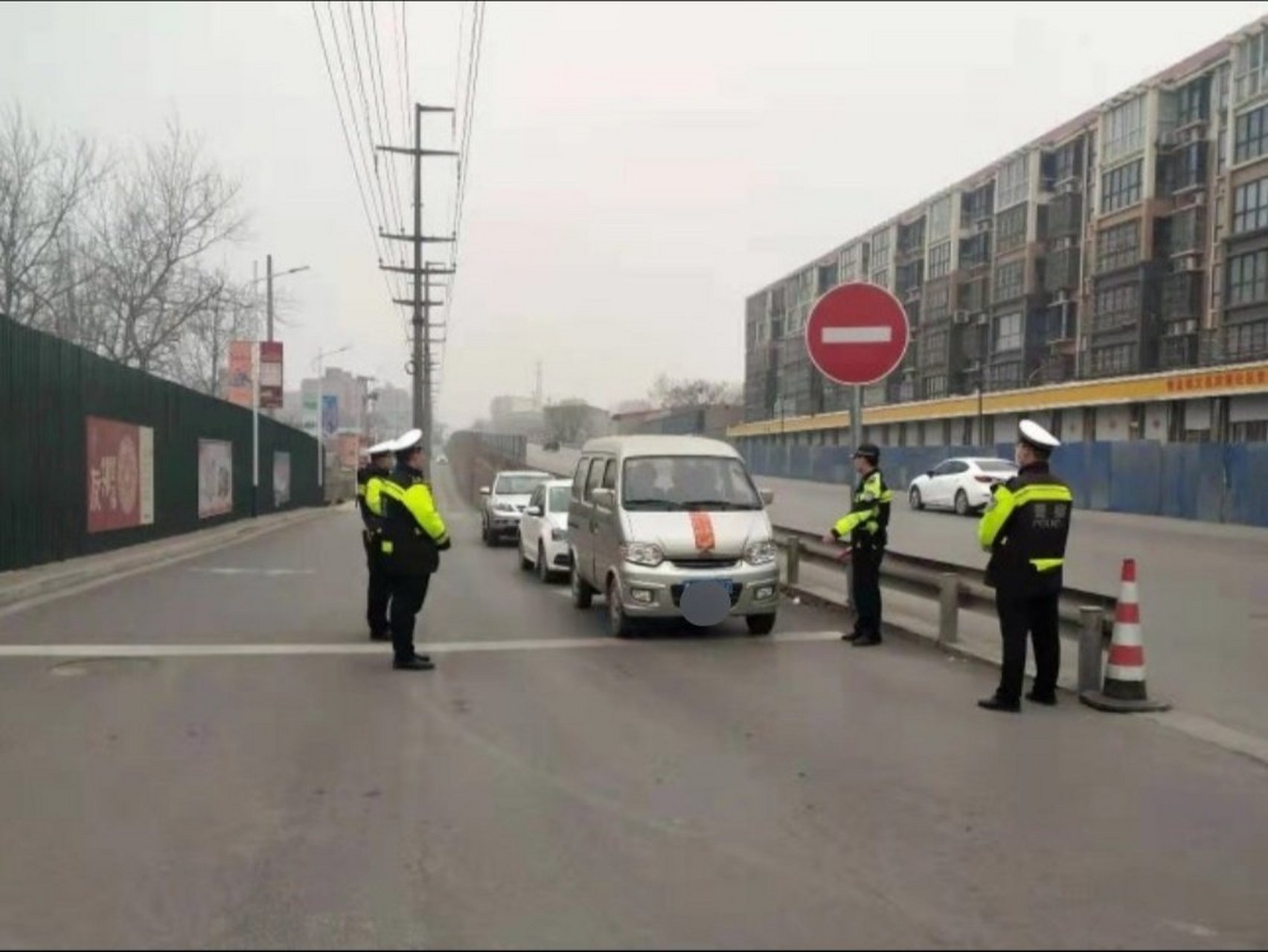 赞皇交警大队从2月13日开始每天由值班队长带领大队机关和各中队长