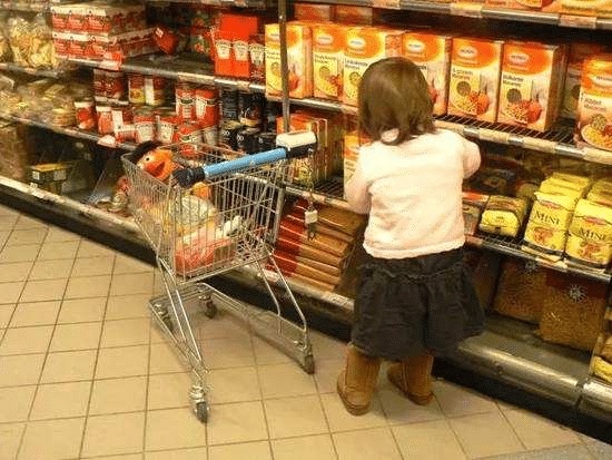 小女孩逛超市偷拿糖果,爸爸带她去归还店主,网友:正确的价值观