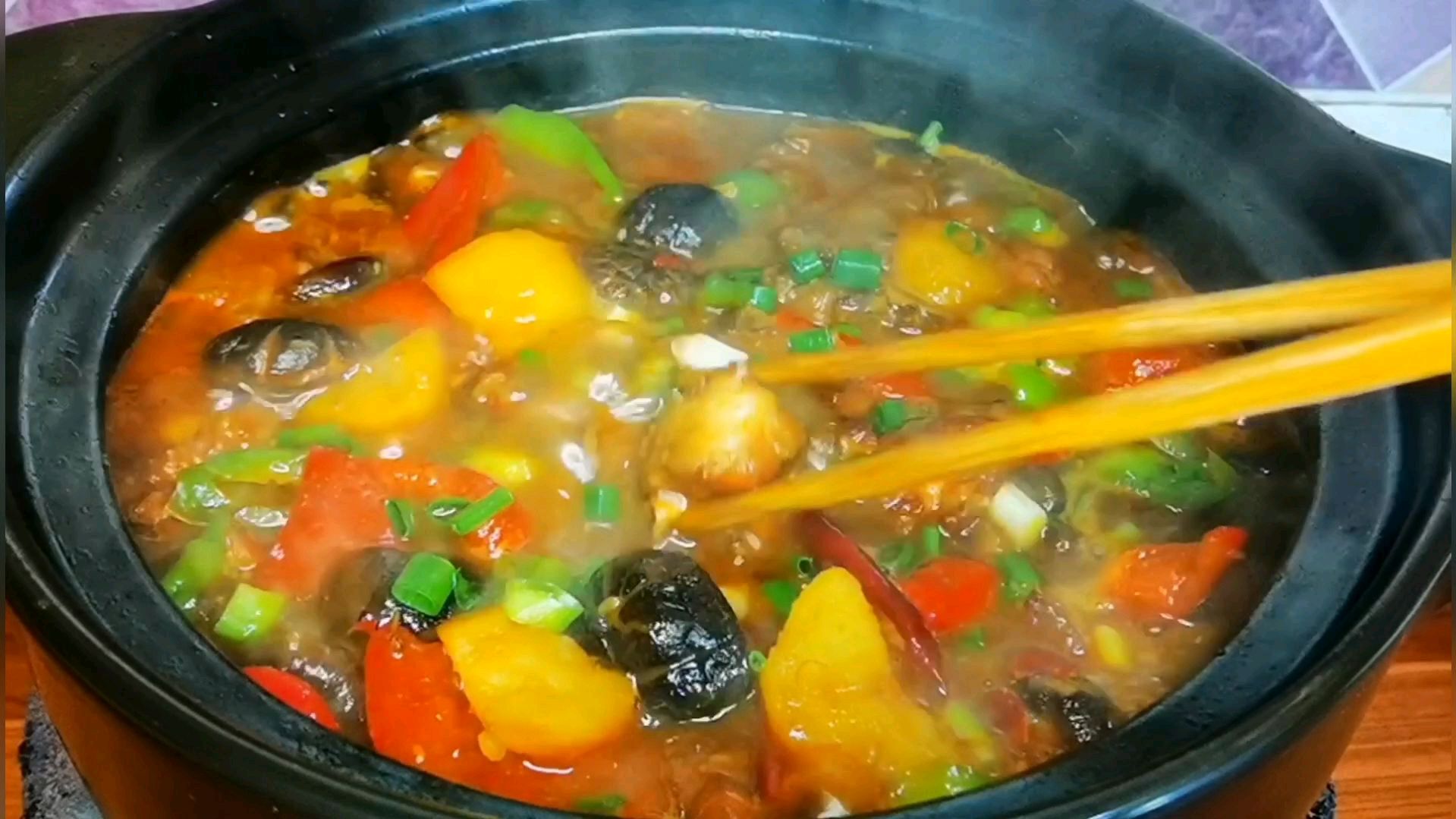 黄焖鸡想要好吃,酱和焖是关键,学会这个做法,味道不比饭店差