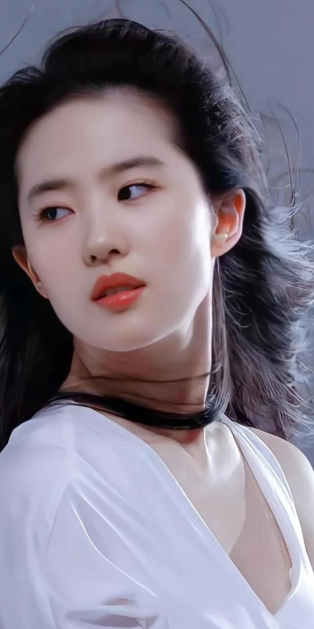 各位看官们:你还没见过神仙小美女刘亦菲咬嘴唇的这个表情吧!