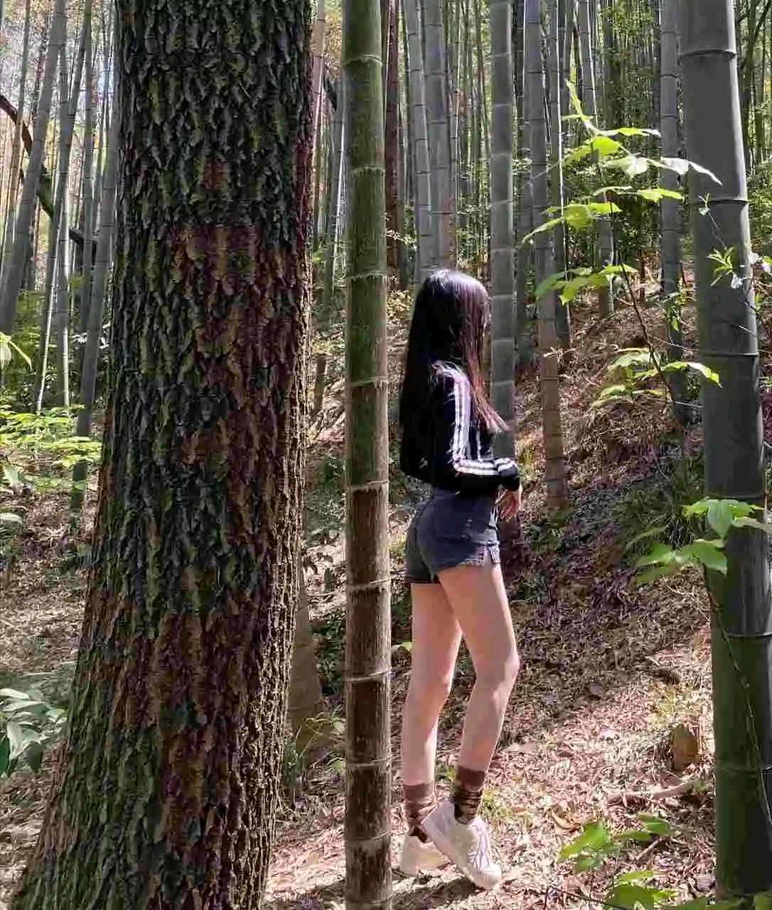 和男朋友爬山都快累死了,今天太阳特别大,出了好多汗.