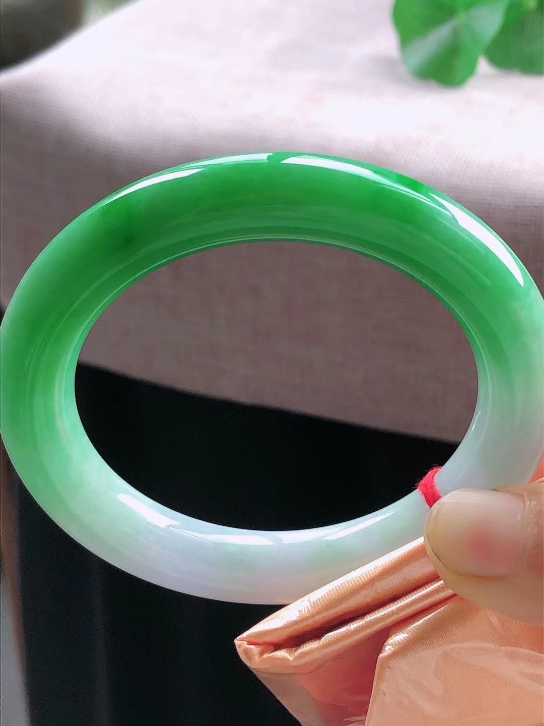 冰飘正阳绿手镯,种老水头好,冰润细腻,颜色辣眼