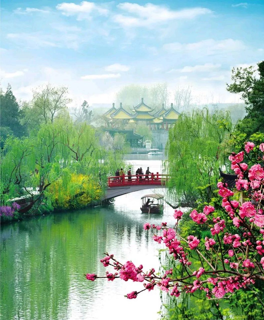 春花灿漫 春风拂面暖意浓, 绿柳飘丝映桃红.