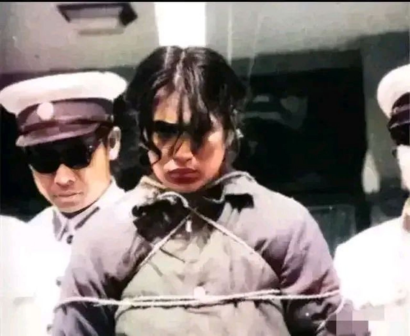 1983年,一名女犯人因为流氓罪被判处死刑,这是她生前的最后一张照片.