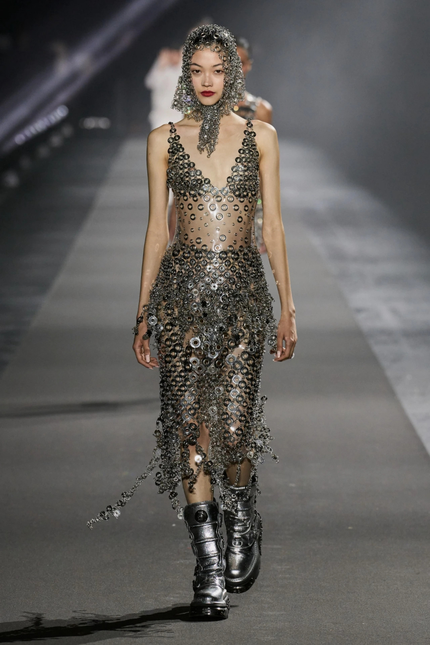 luisaviaroma 2024 春夏系列完美展现精致前卫的设计.