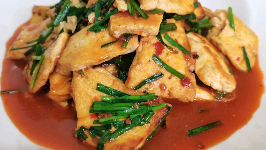 农家菜韭菜烧菜豆腐,爽滑鲜香不油腻,做法简单,搭配米饭最美味