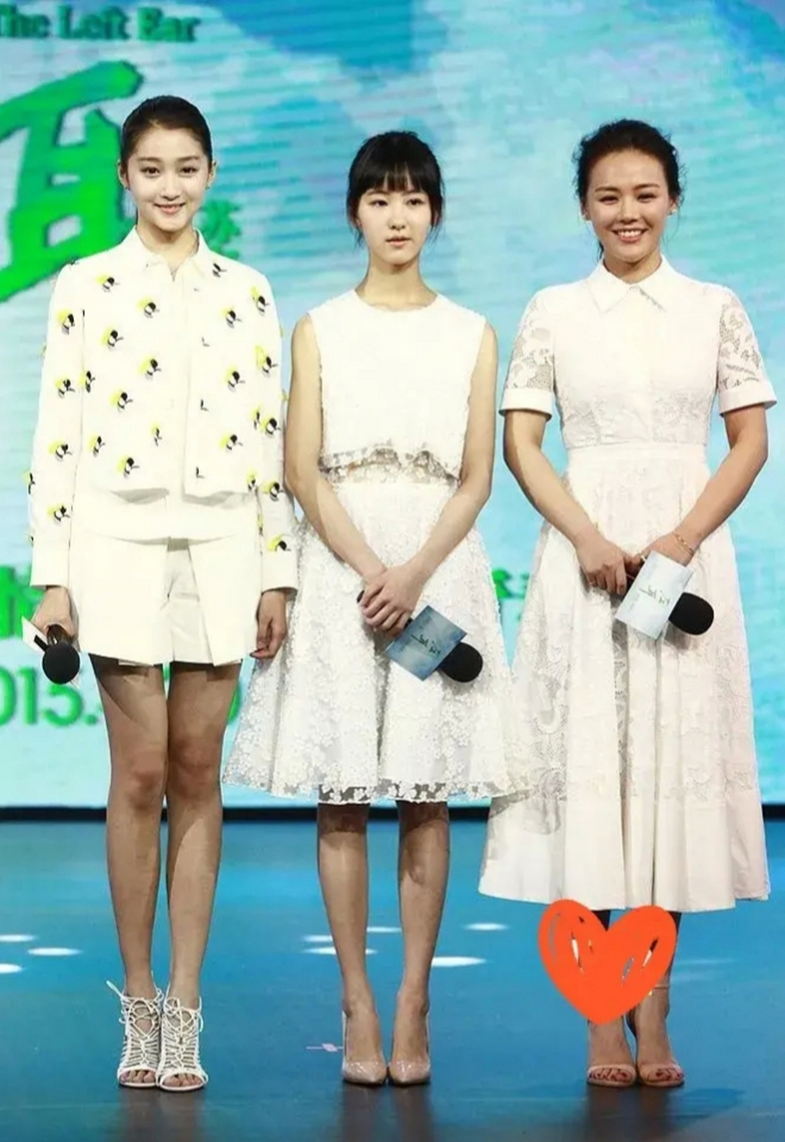 关晓彤,陈都灵,马思纯三人8年前的同框合照,那时虽然没有美颜,颜值都