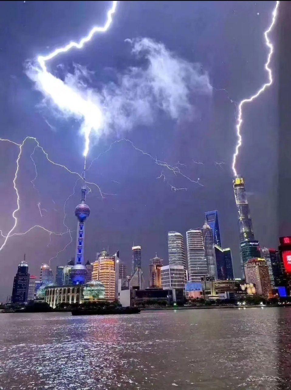 台风来临前的上海外滩,电闪雷鸣.闪电击中大厦,其实并没有危险