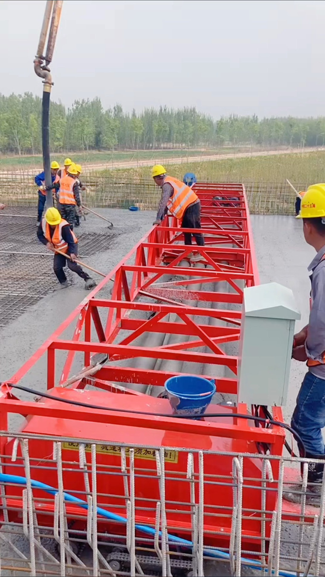 混凝土桥面三滚轴摊铺机,自行走双驱高速高架桥混凝土摊平机-度小视