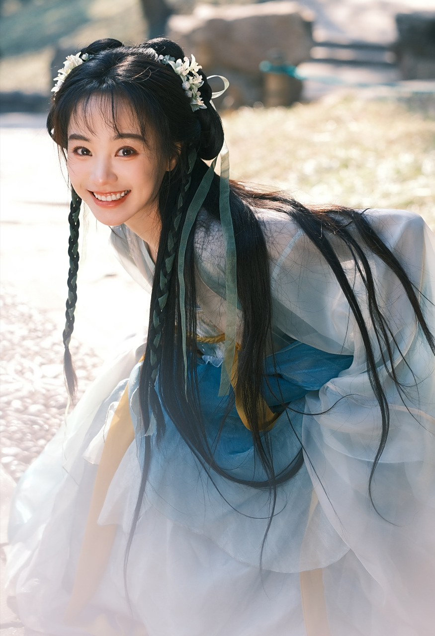 吴倩,李佳航主演的古装悬疑剧《九义人》中,胡意旋饰演清纯善良的