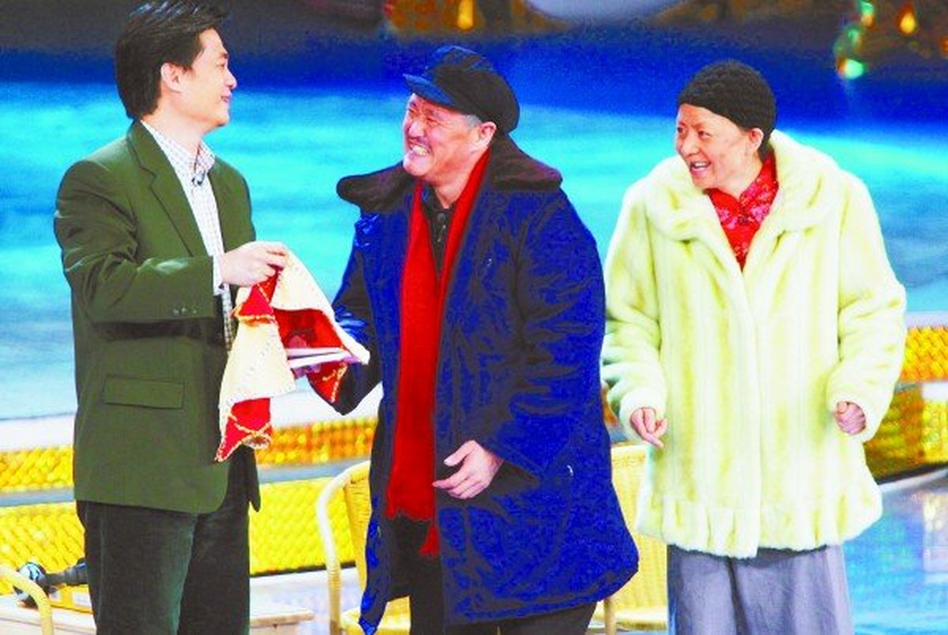 2006年,春晚小品《小崔说事》,赵本山扒着个盒饭就上台了,结果台上的