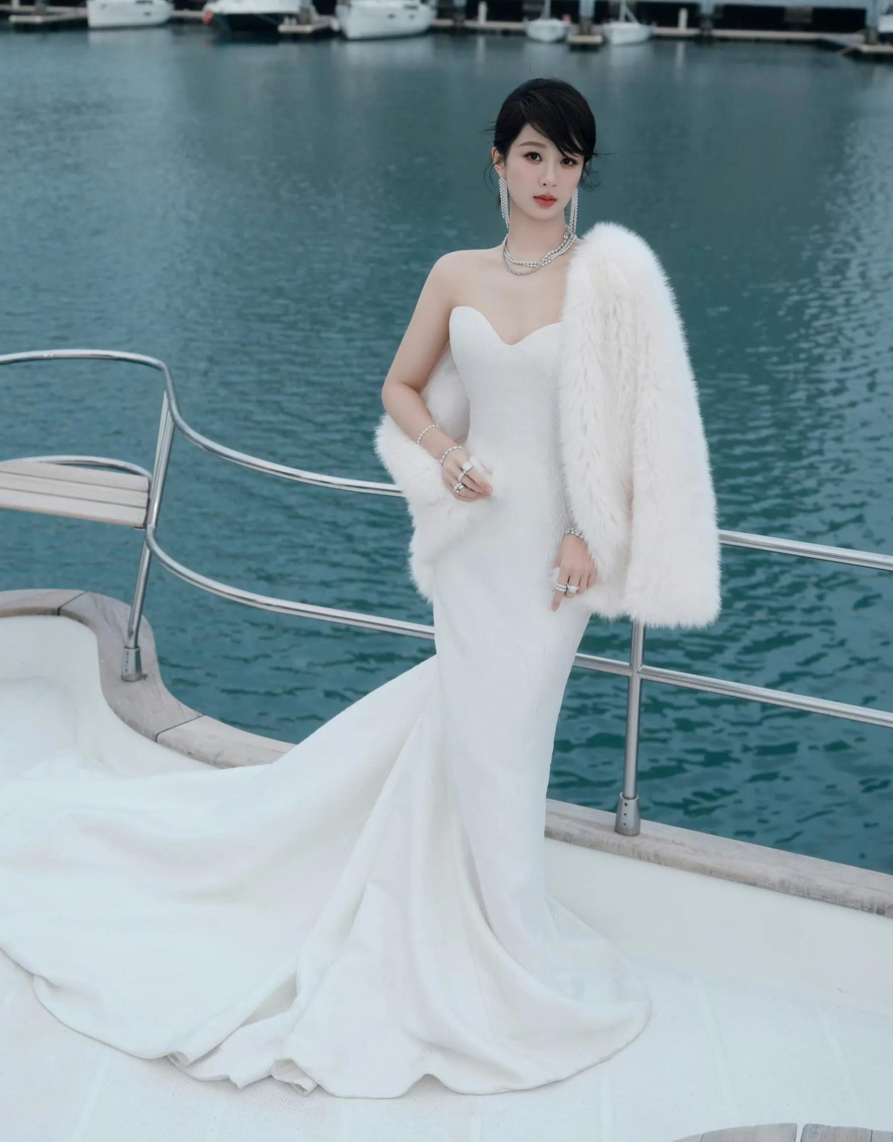 杨紫性感白色抹胸礼服写真